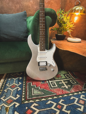 2013 Yamaha Pacifica 112V Electric Guitar in Silver
