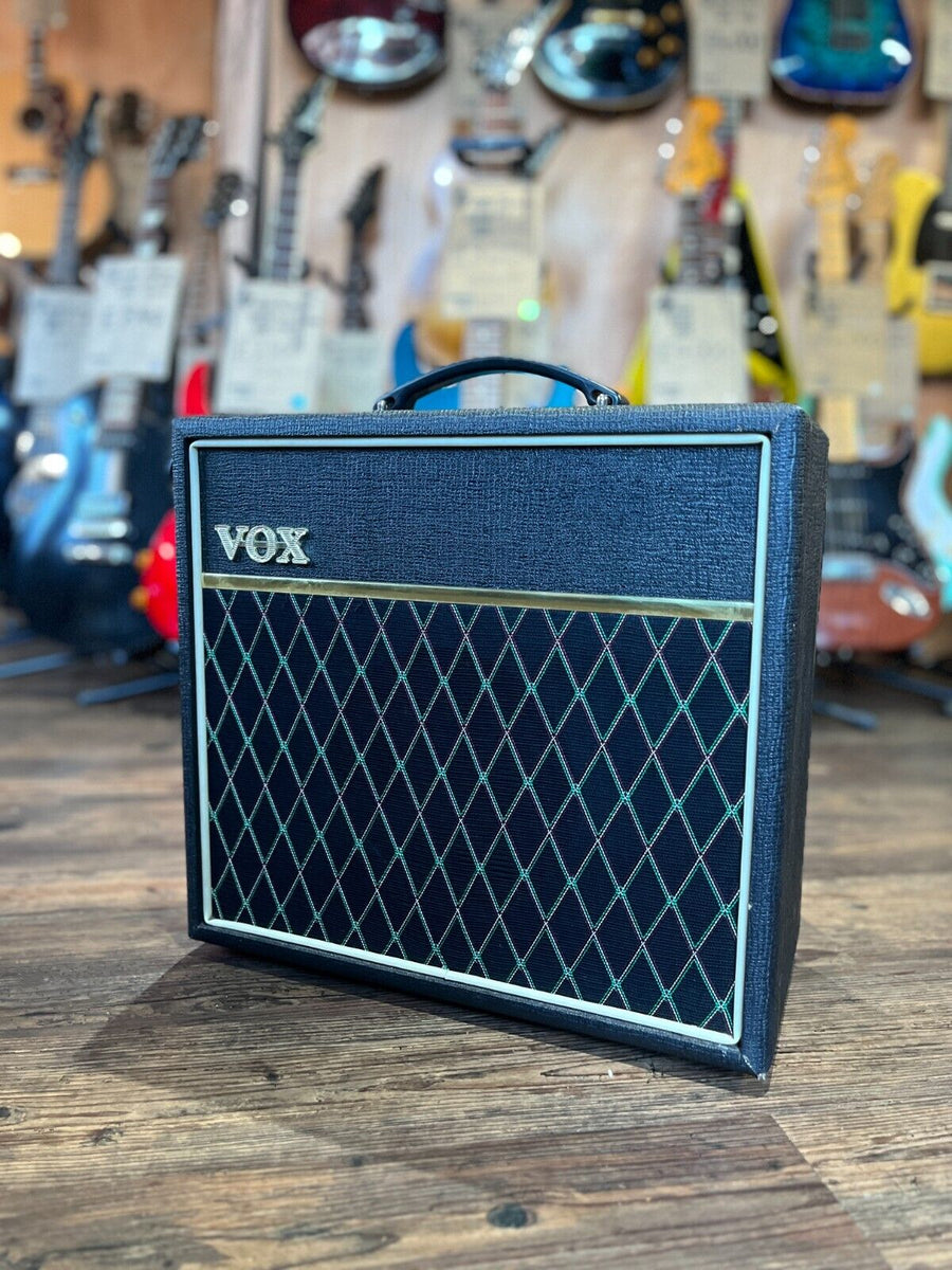 Vox Pathfinder 15 V9158 (with Vibrato) Electric Guitar Solid State Amp