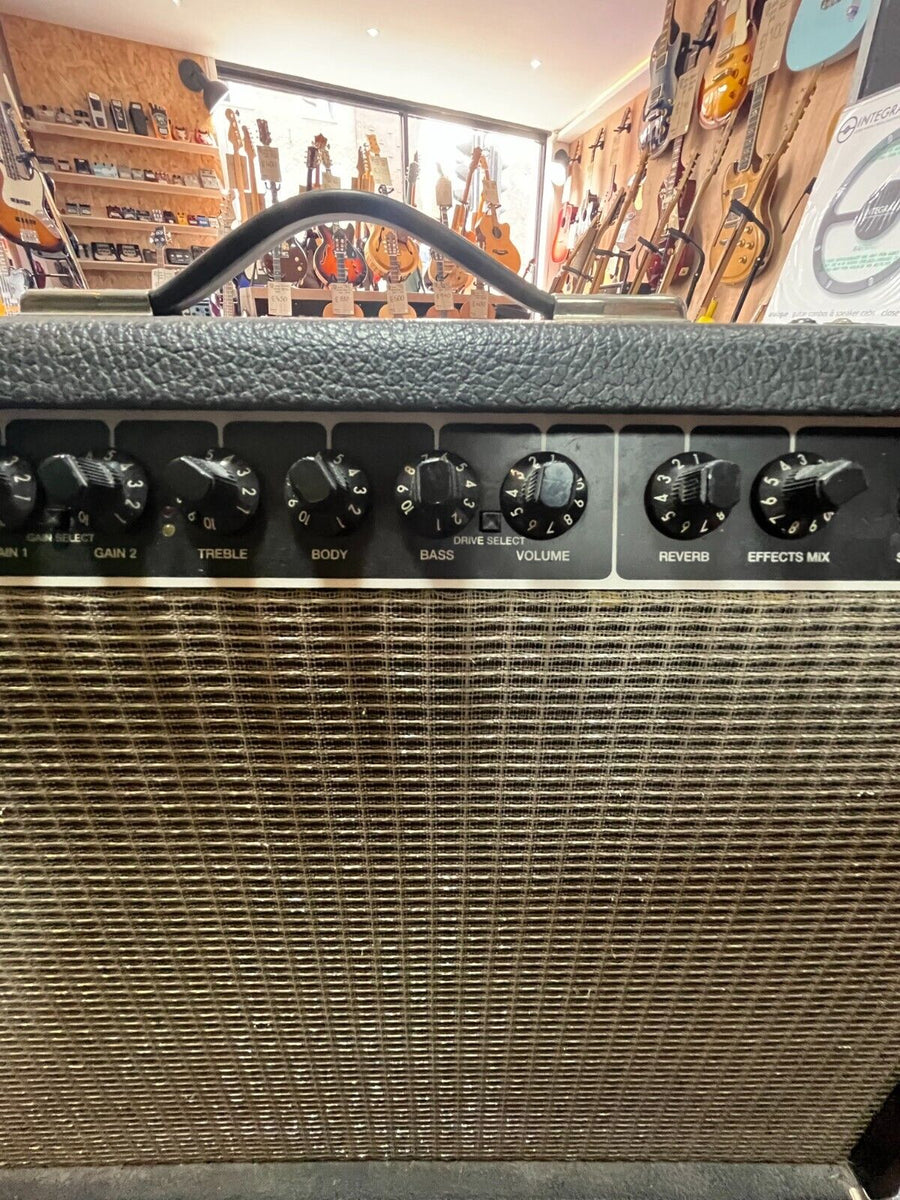 Fender performer on sale 1000 amp